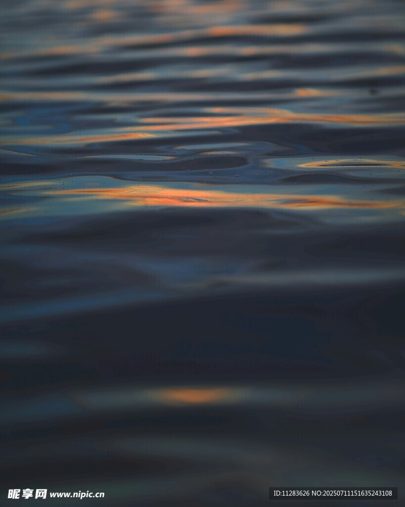 波光粼粼的水面