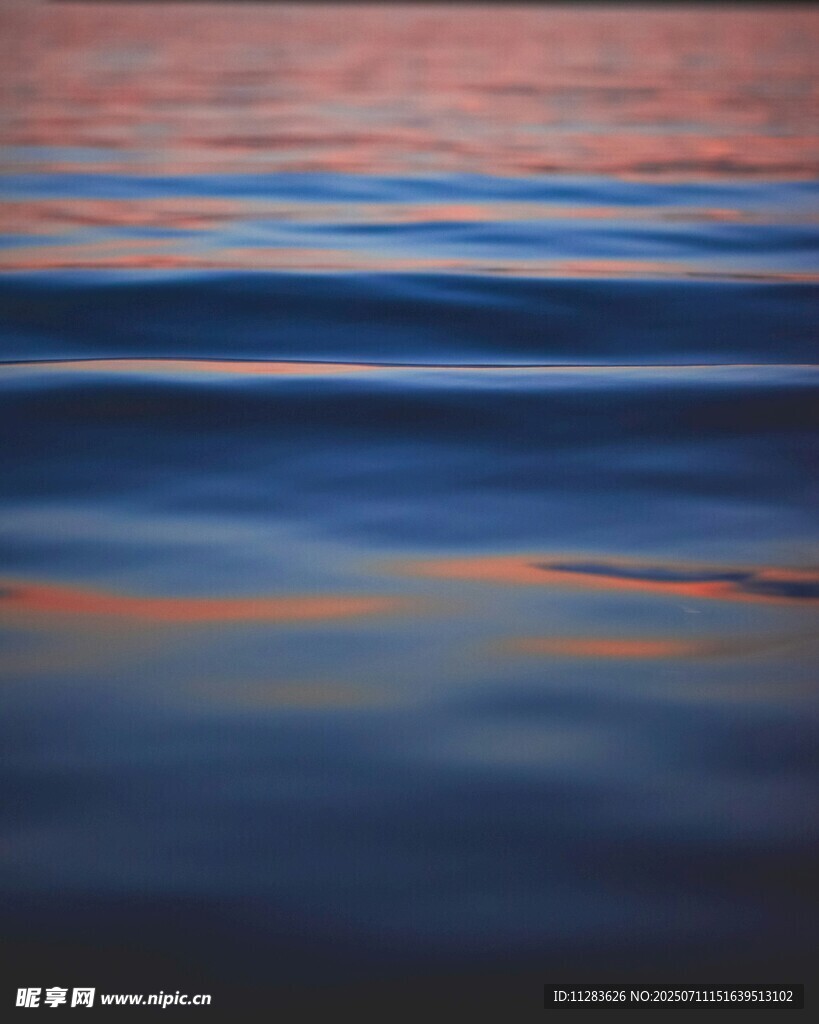波光粼粼的水面美景