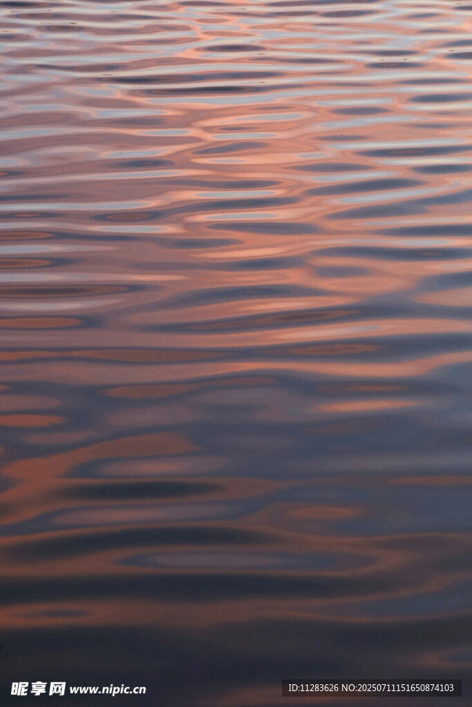 夕阳下波光粼粼的水面
