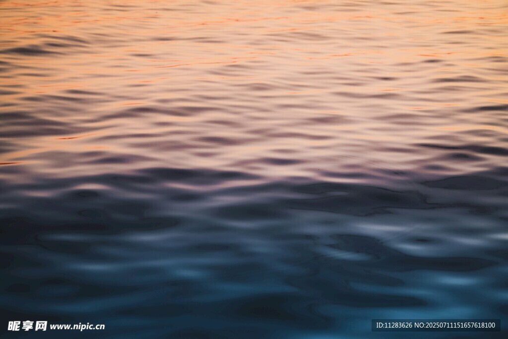 夕阳下的波光粼粼海面