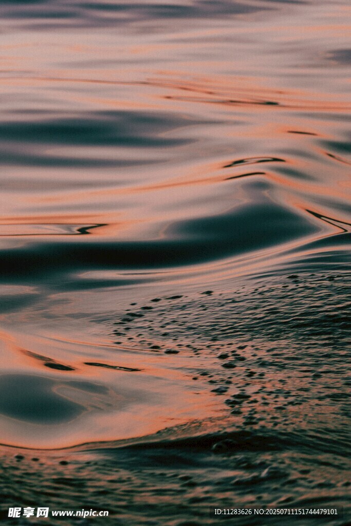 夕阳下的波纹海面