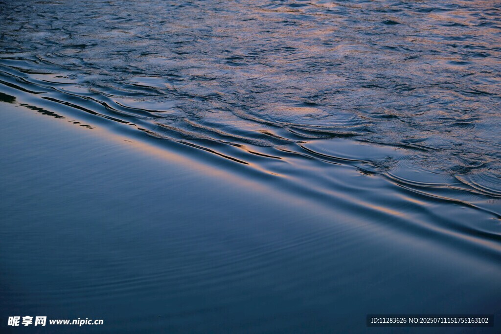 波光粼粼的水面美景