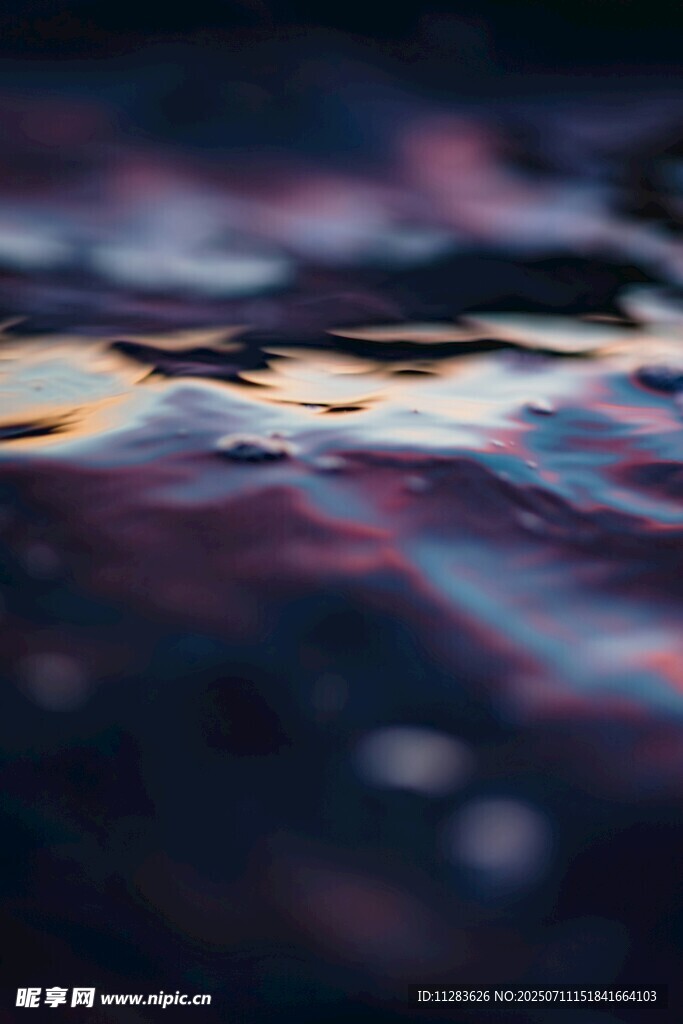 水面光影变幻的美丽景象