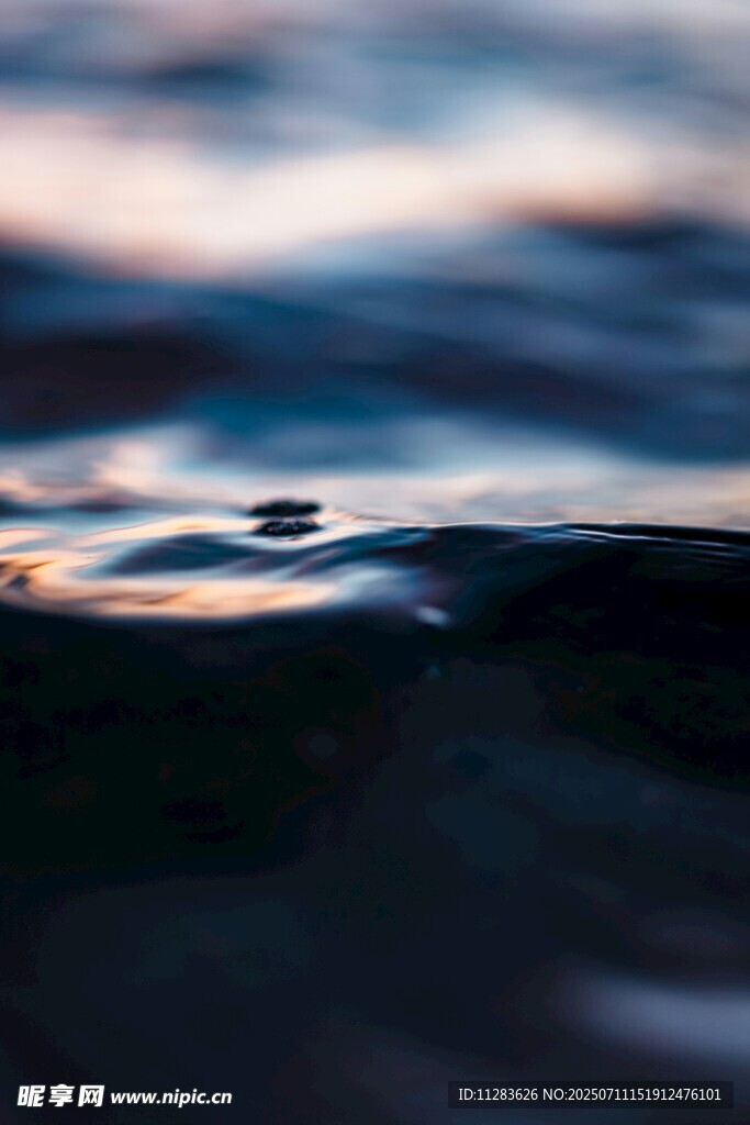 波光粼粼的水面