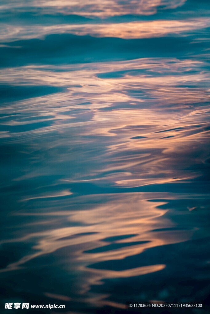 波光粼粼的水面美景