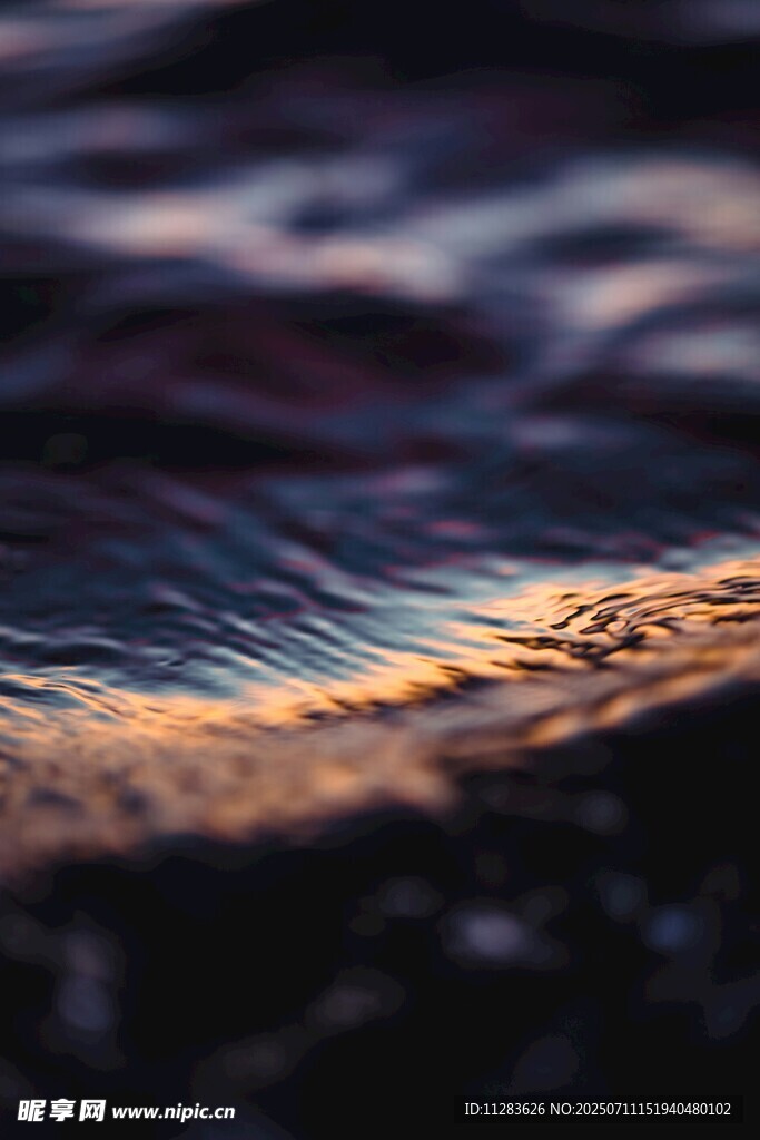 波光粼粼的水面美景