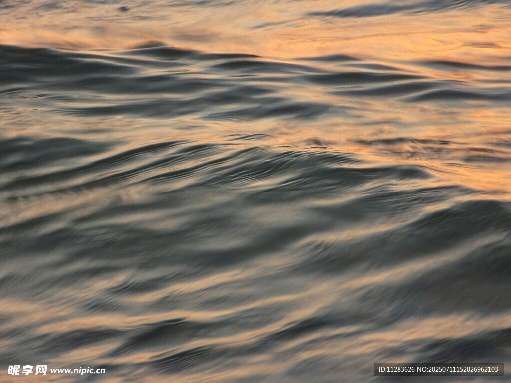 夕阳下的波光粼粼海面