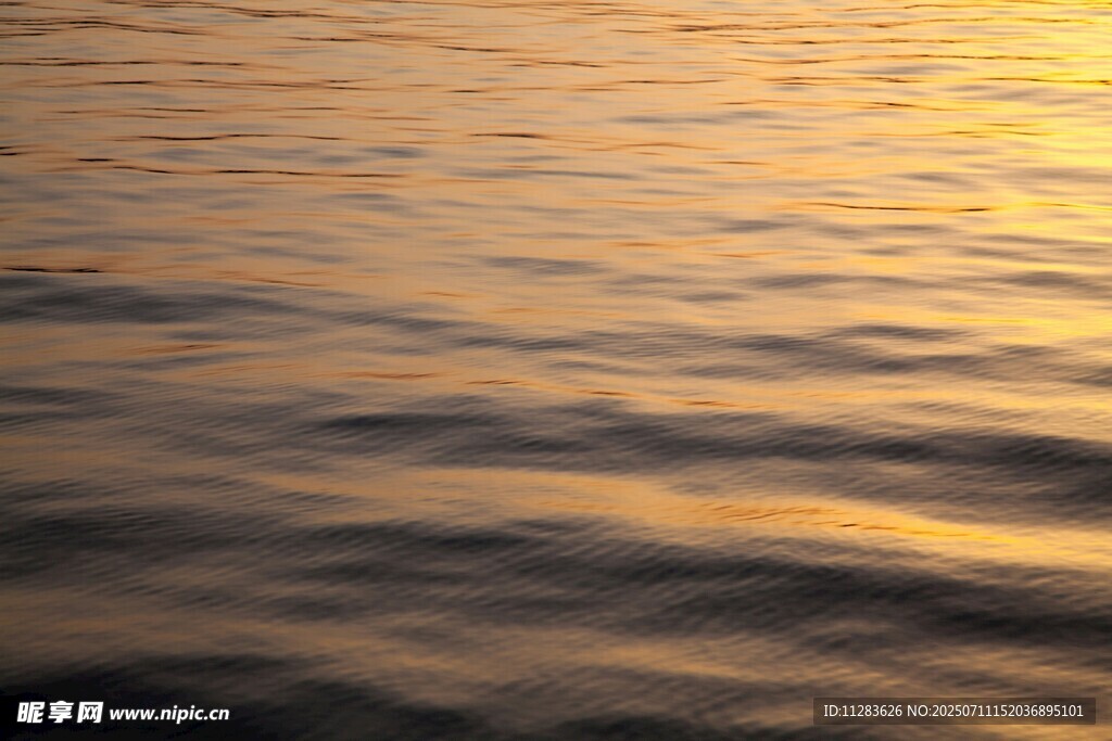 夕阳下的波光粼粼海面