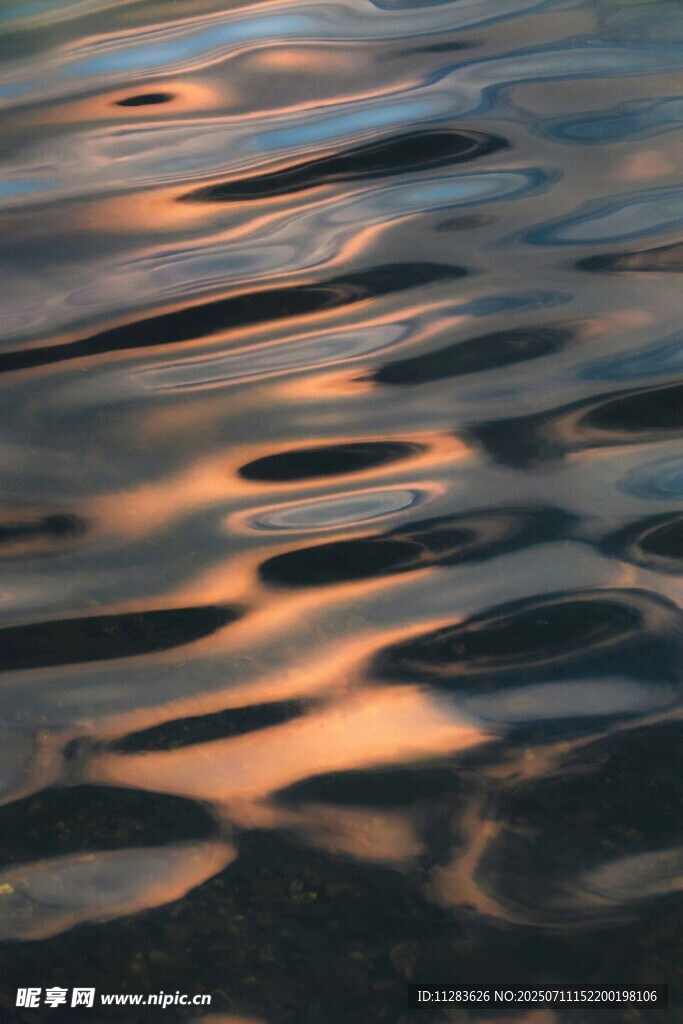 波光粼粼的水面美景