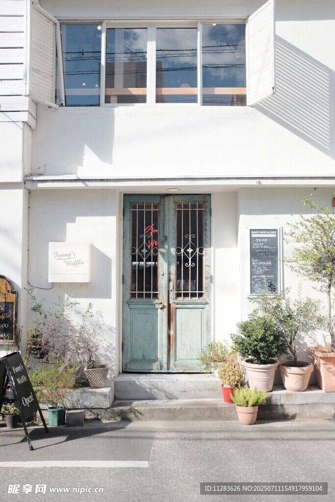 简约清新的白色住宅外观
