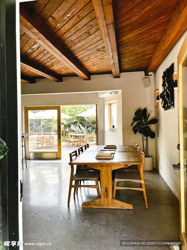 温馨木质风室内餐厅空间