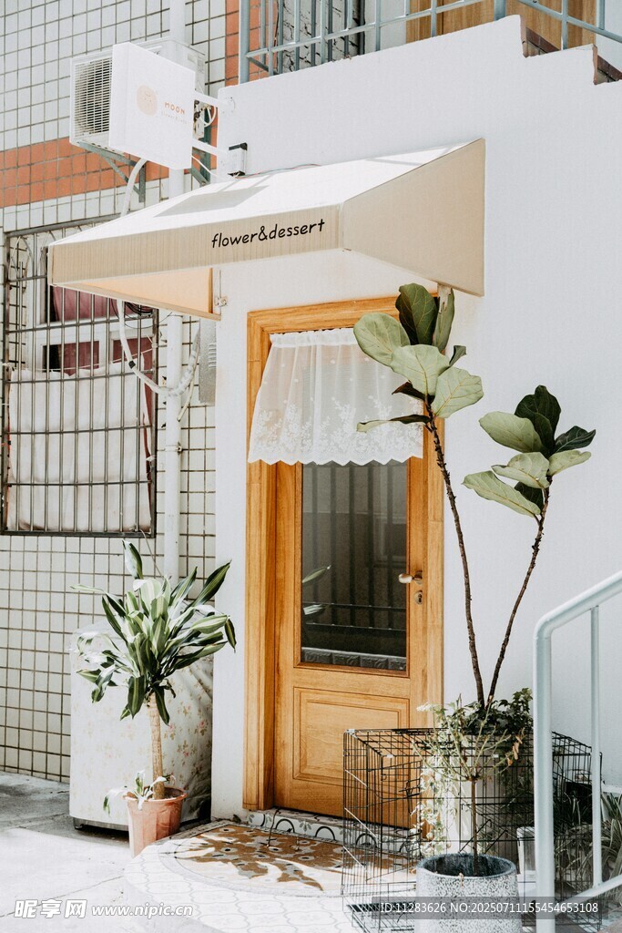 温馨小店门口绿植装饰