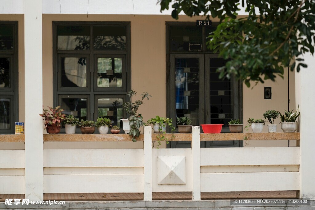 温馨街边小店外观