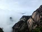 云雾缭绕的巍峨山峰