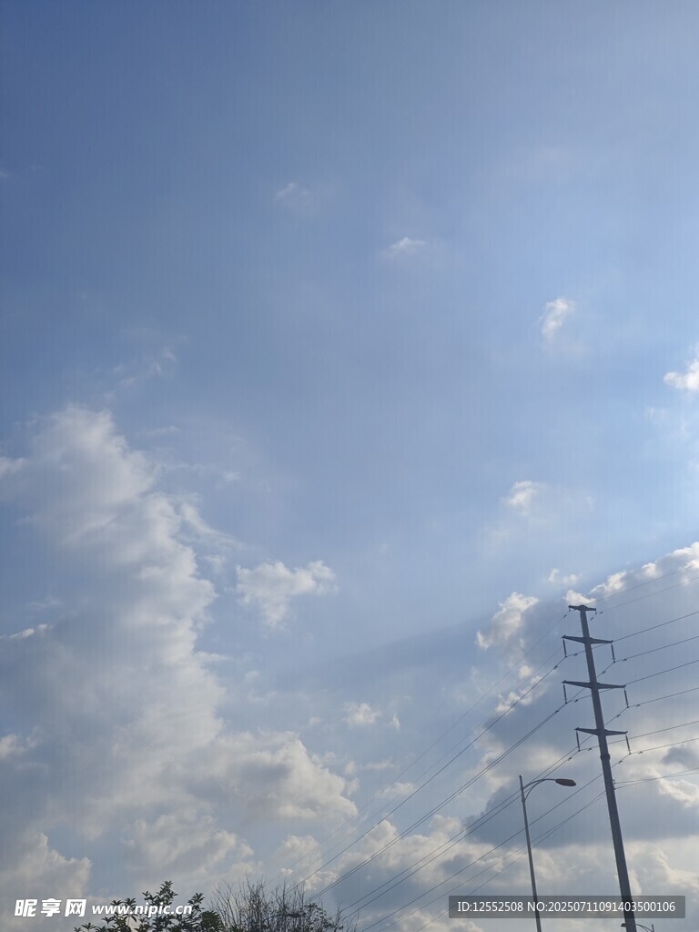 蓝天白云下的电线杆