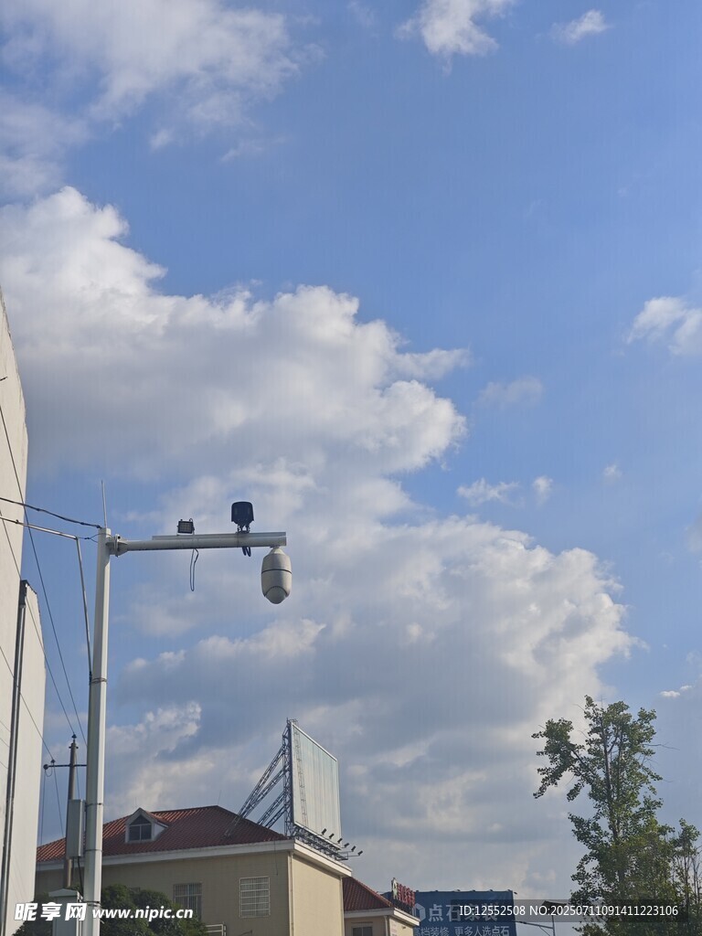 城市街道上的交通信号灯