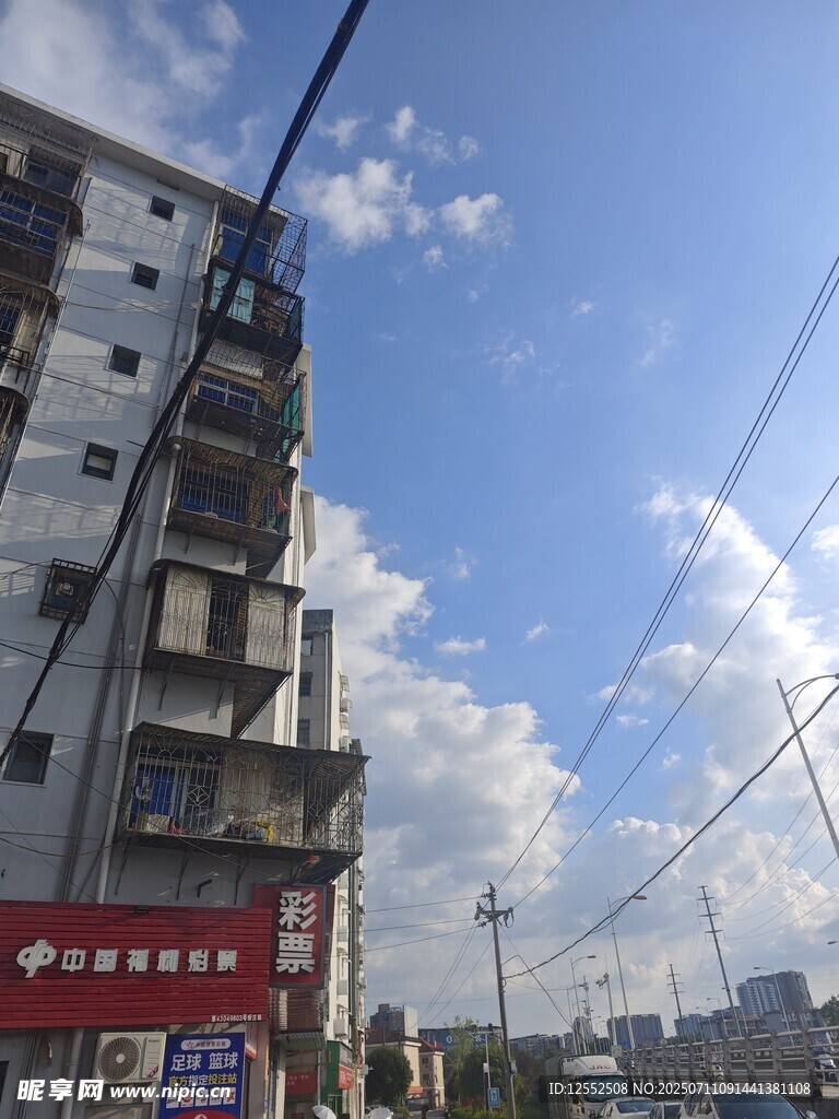 城市街边建筑与蓝天白云