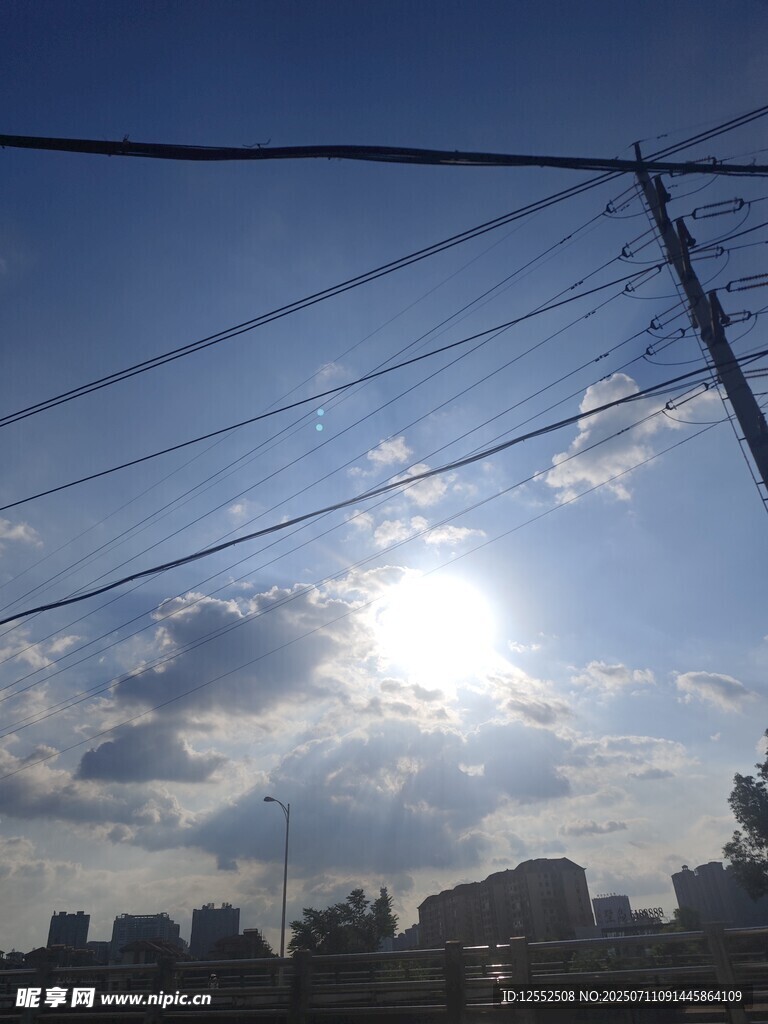 阳光下的电线与城市天际