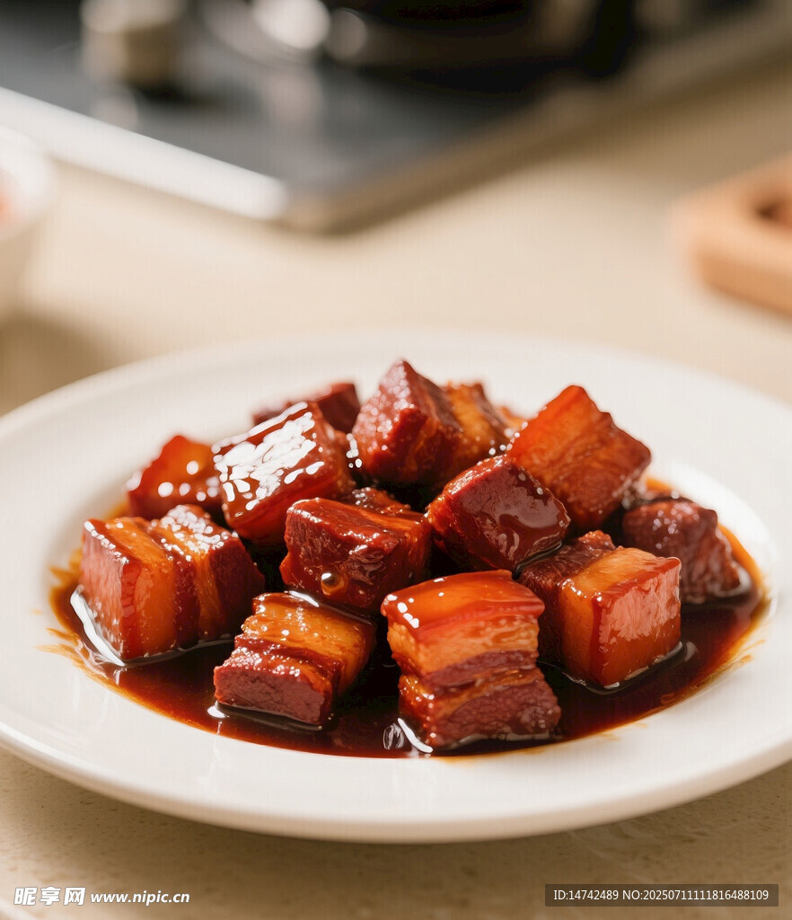 美味红烧肉摆于白盘