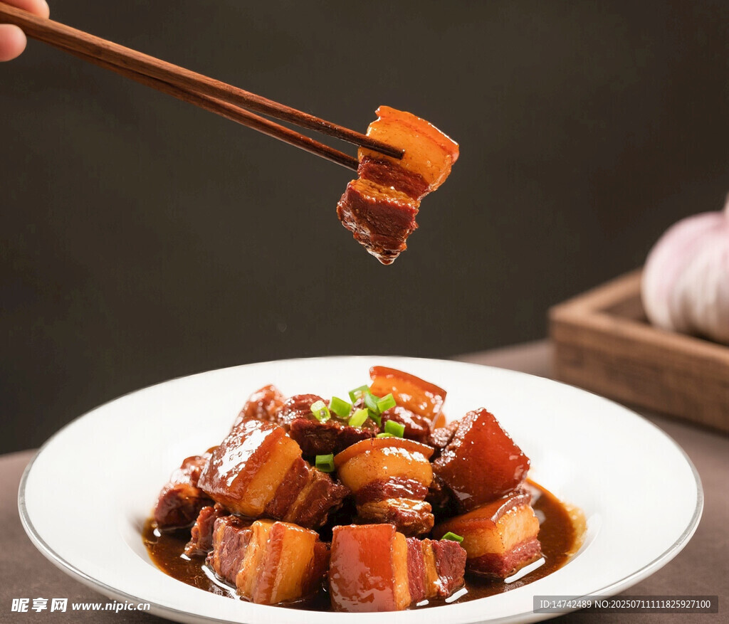 筷子夹起美味红烧肉