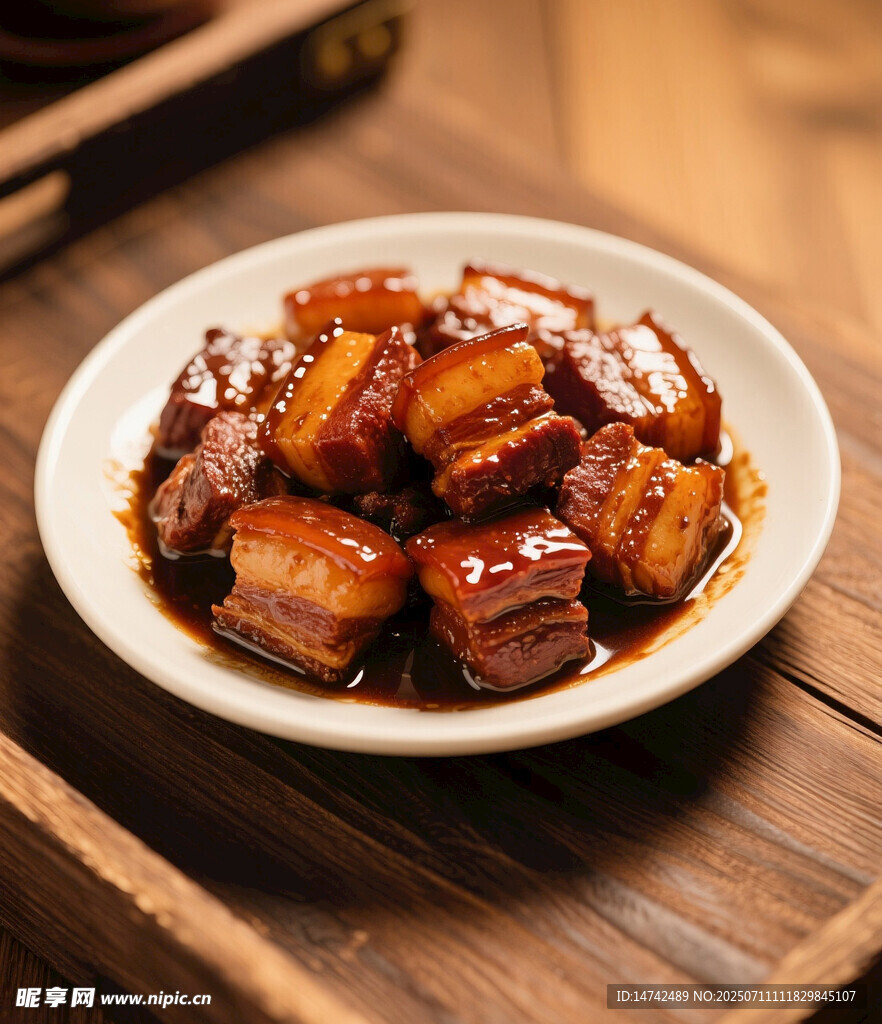 美味红烧肉摆于白色盘中