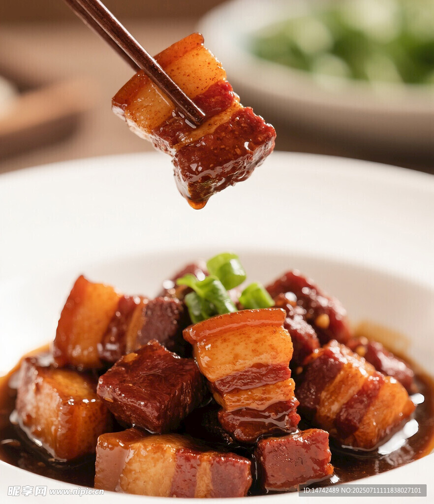 筷子夹起的美味红烧肉