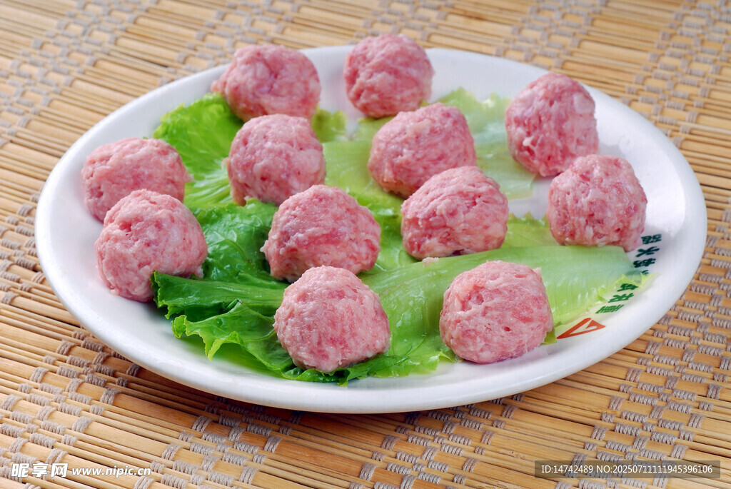 鲜嫩肉丸配生菜摆盘