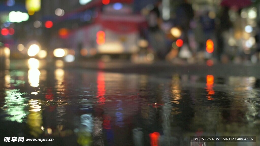 雨夜街头积水倒影景象