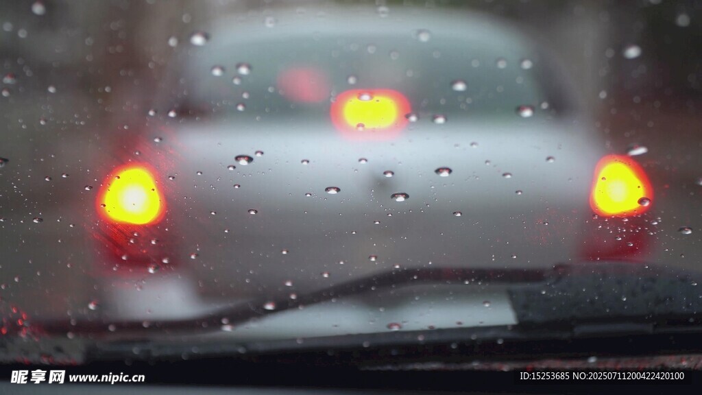 雨中汽车尾灯朦胧景象