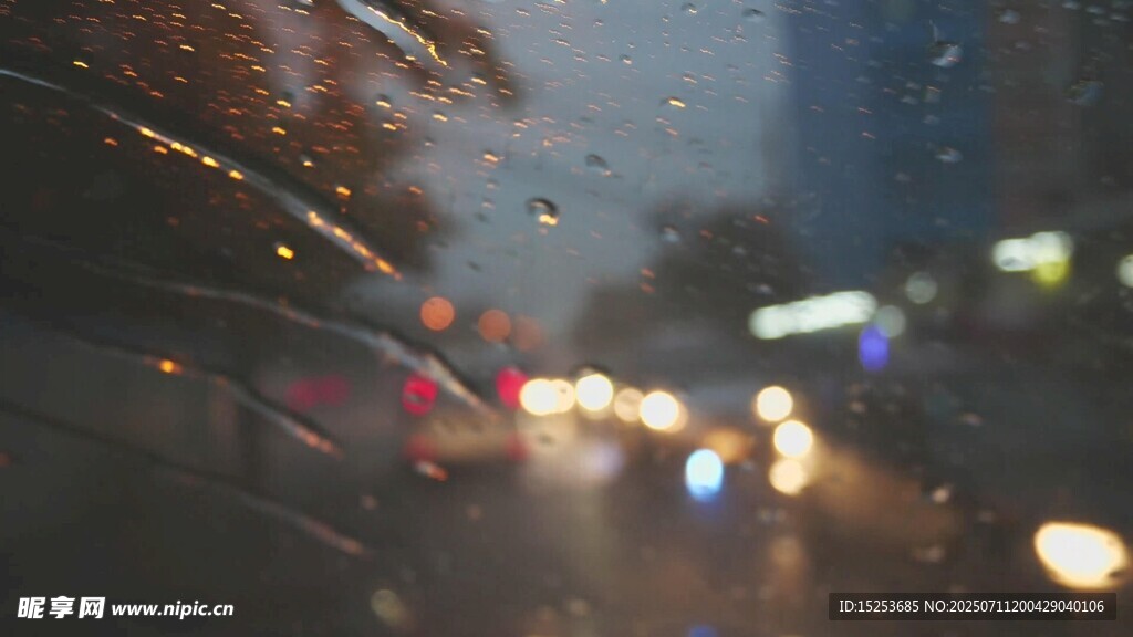 雨夜城市街景朦胧画面