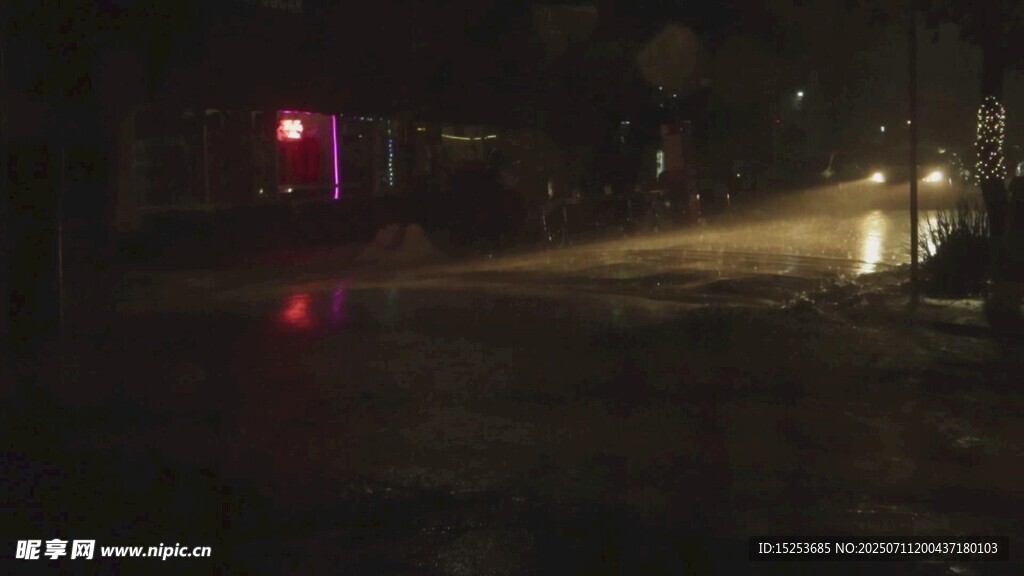 夜晚积水路面的灯光倒影