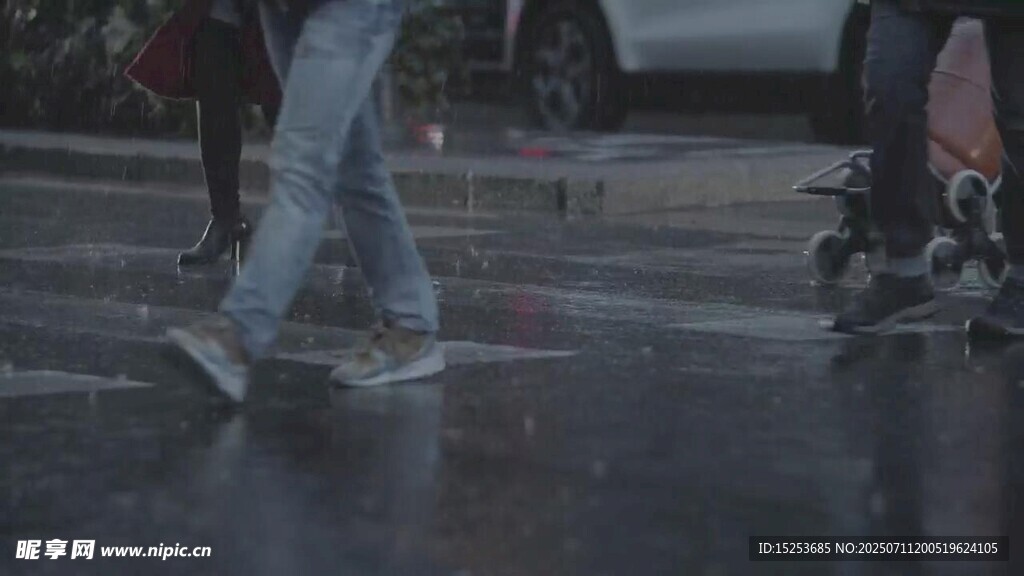 雨中行人的匆匆脚步