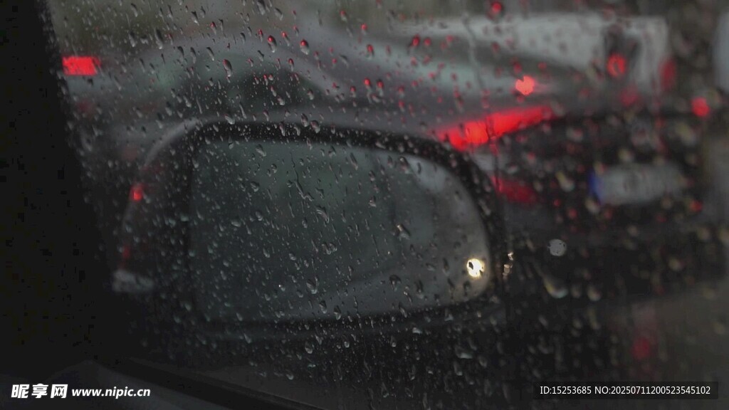 车内视角看雨中后视镜