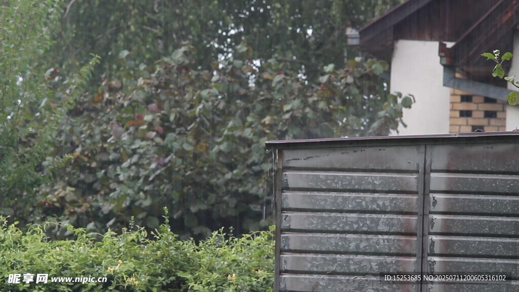 户外木质小屋与绿植景观