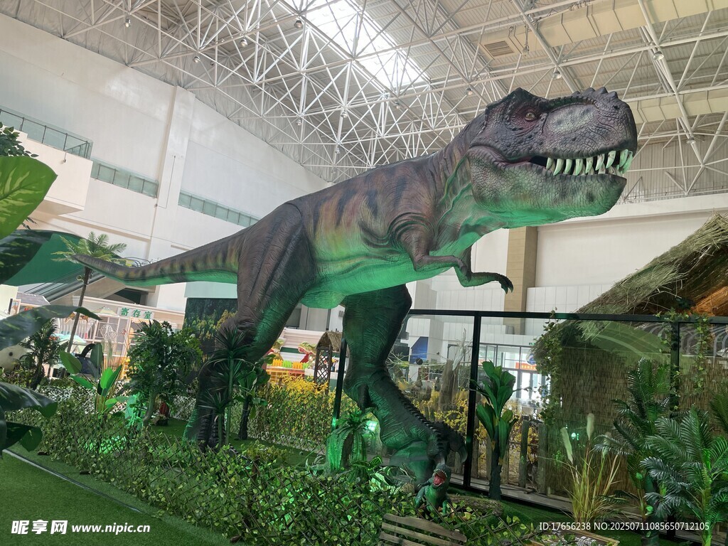 室内恐龙模型展览场景