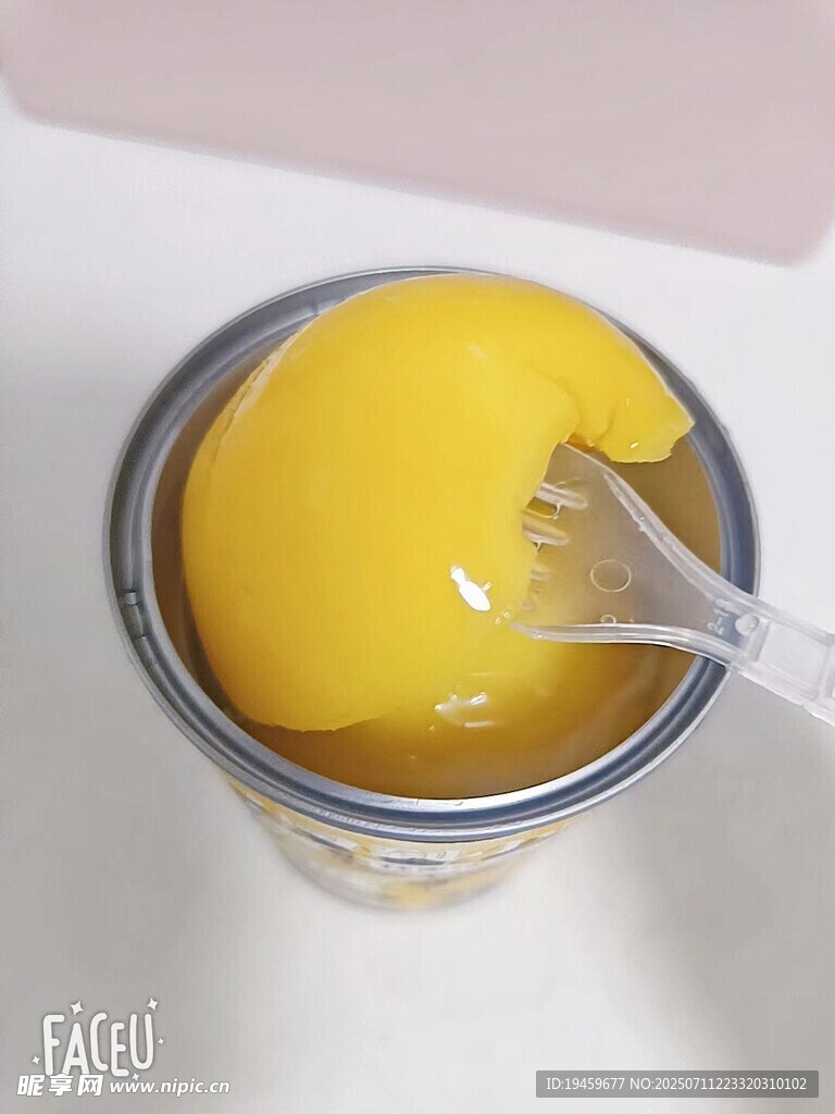 勺子挖取杯装黄色果冻