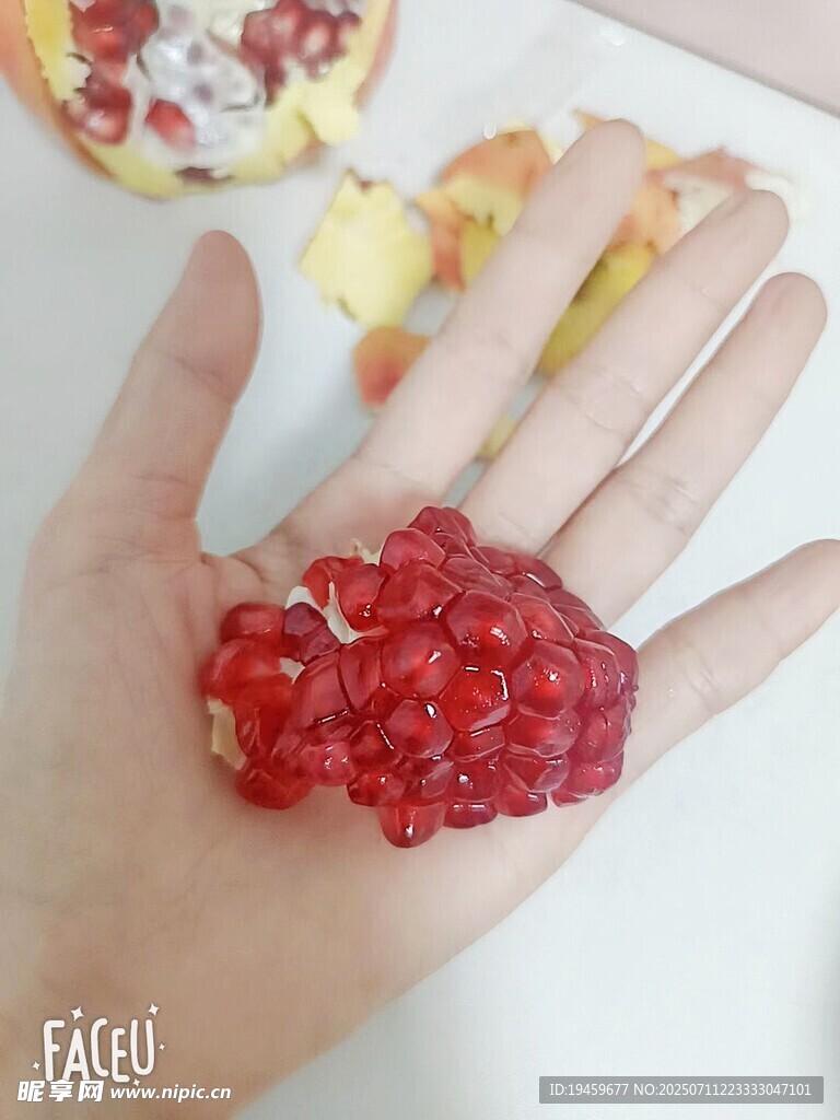 手捧新鲜饱满的红石榴籽