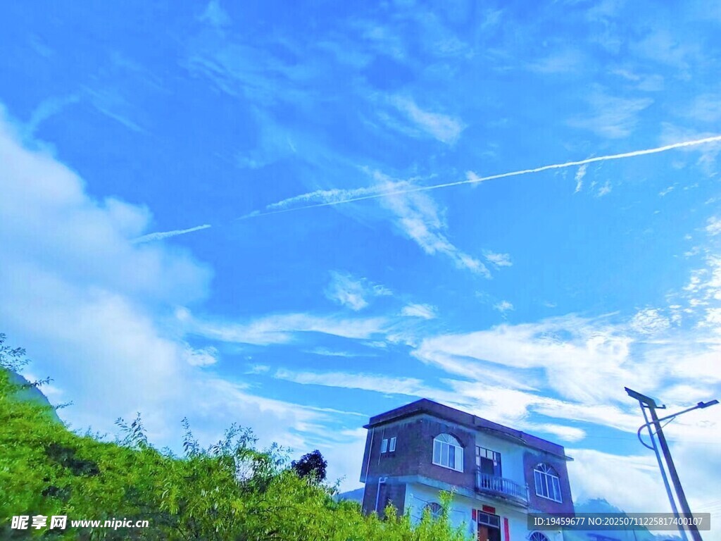 蓝天绿树间的别致建筑