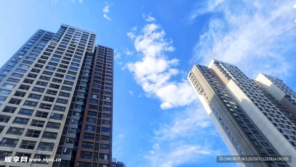 都市高楼与蓝天