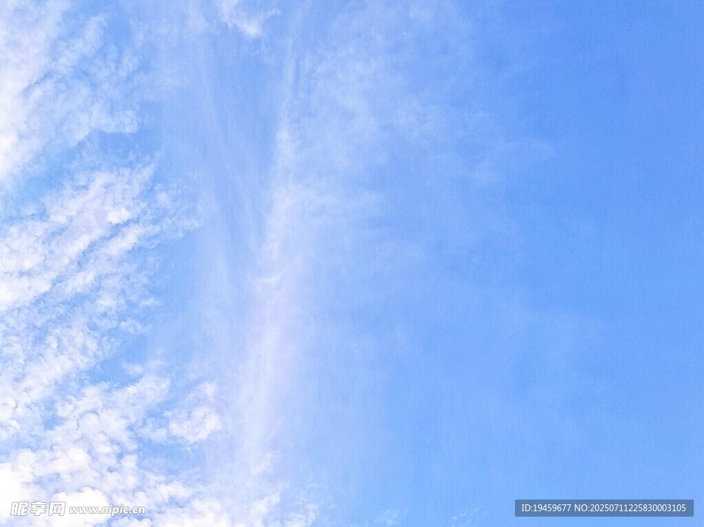 晴朗蓝天与轻柔云彩