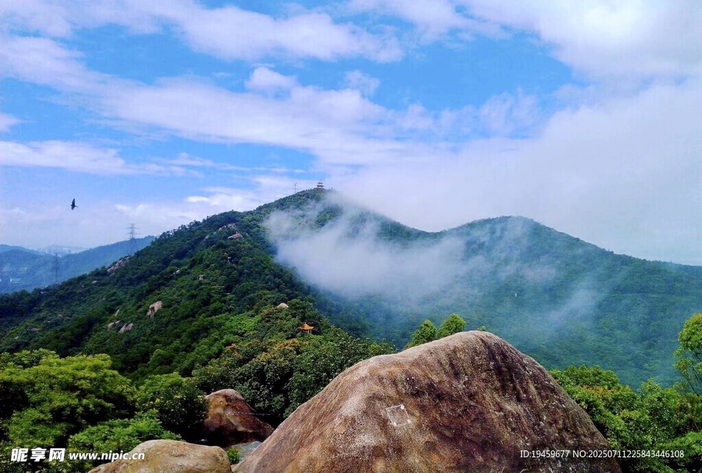 山间巨石与云雾缭绕美景