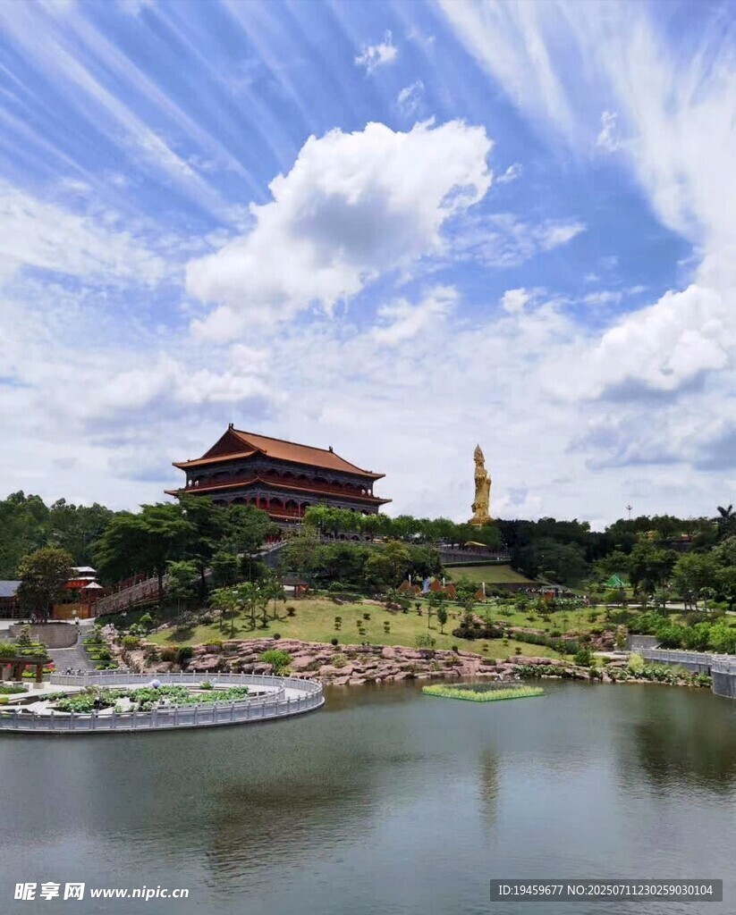 湖畔古建筑与蓝天白云美景