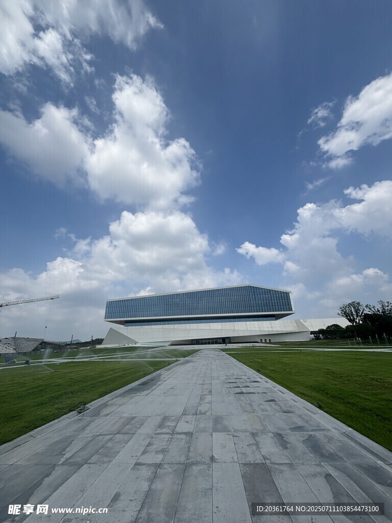 宽阔道路旁的现代建筑