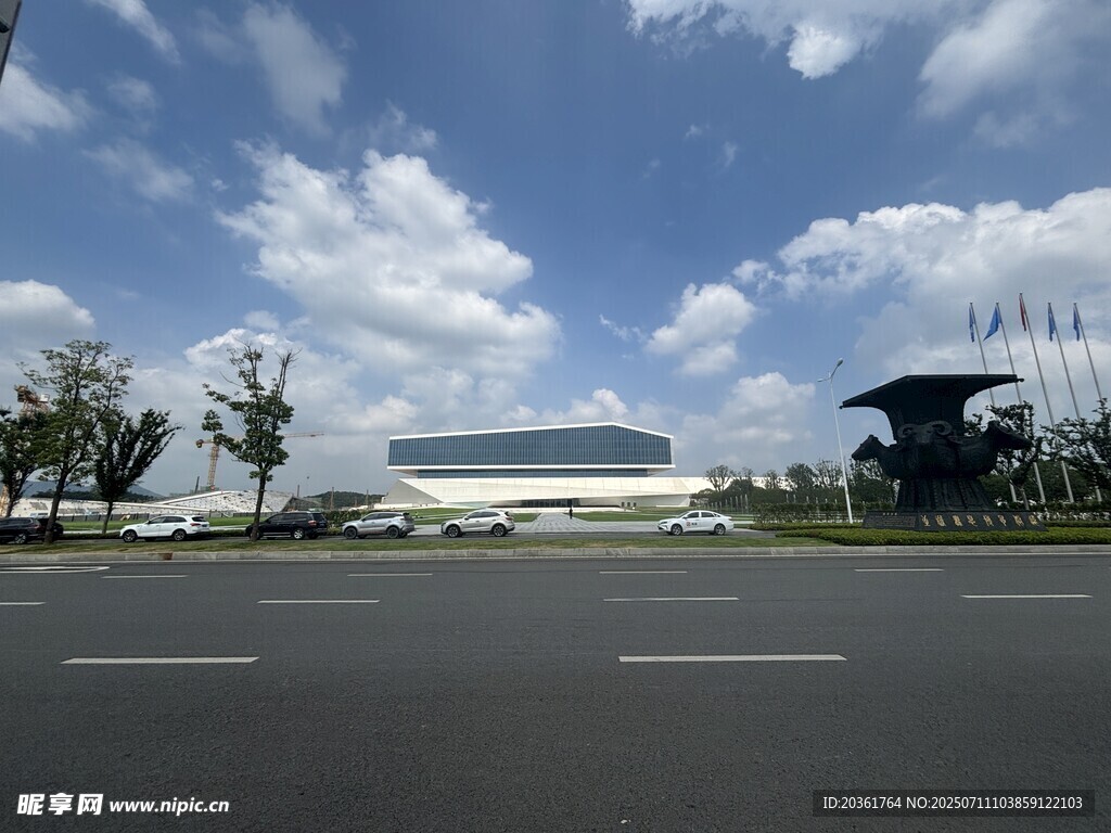 城市道路旁的现代建筑景观