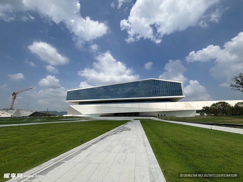 现代风格建筑与开阔绿地