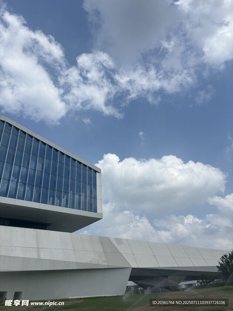 现代建筑与蓝天白云景观