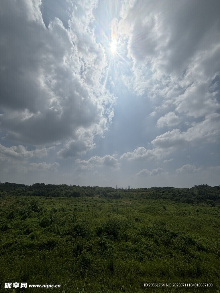草原上空的多云天气