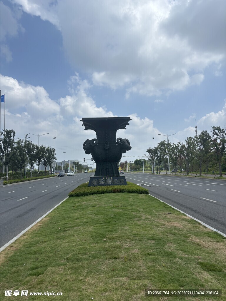 宽阔道路上的大型雕塑