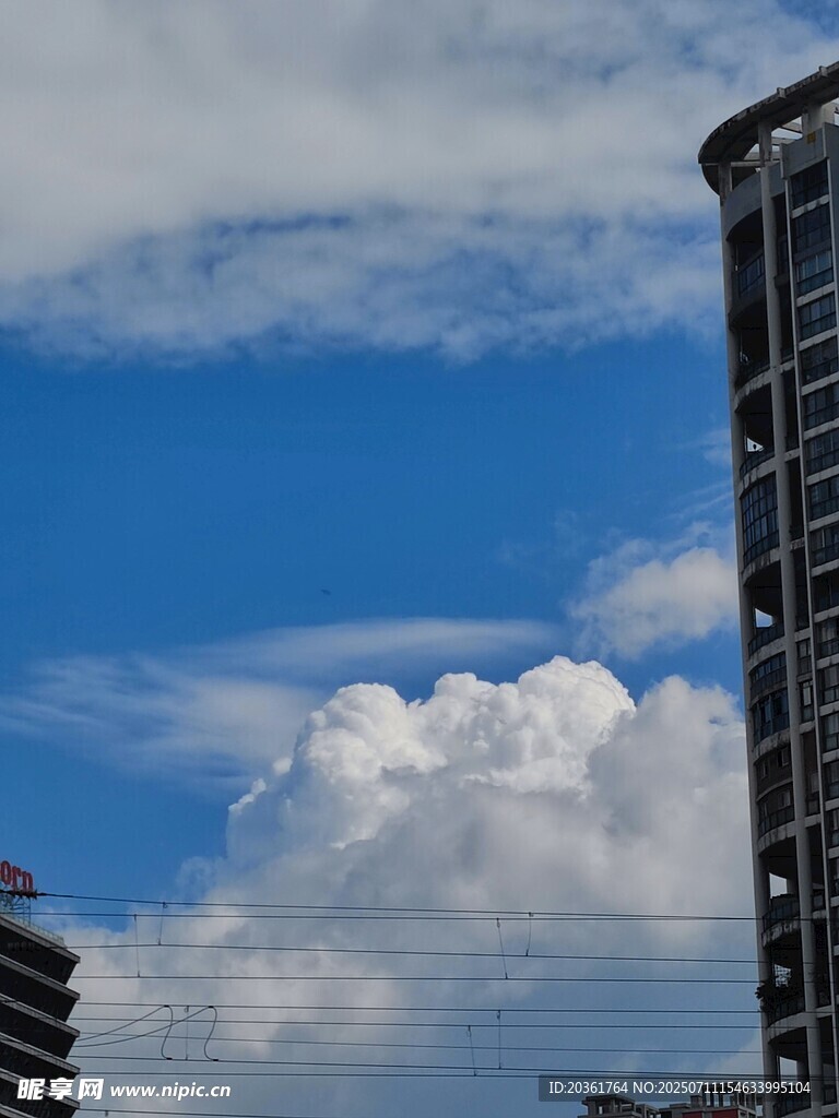 城市上空的蓝天白云高楼