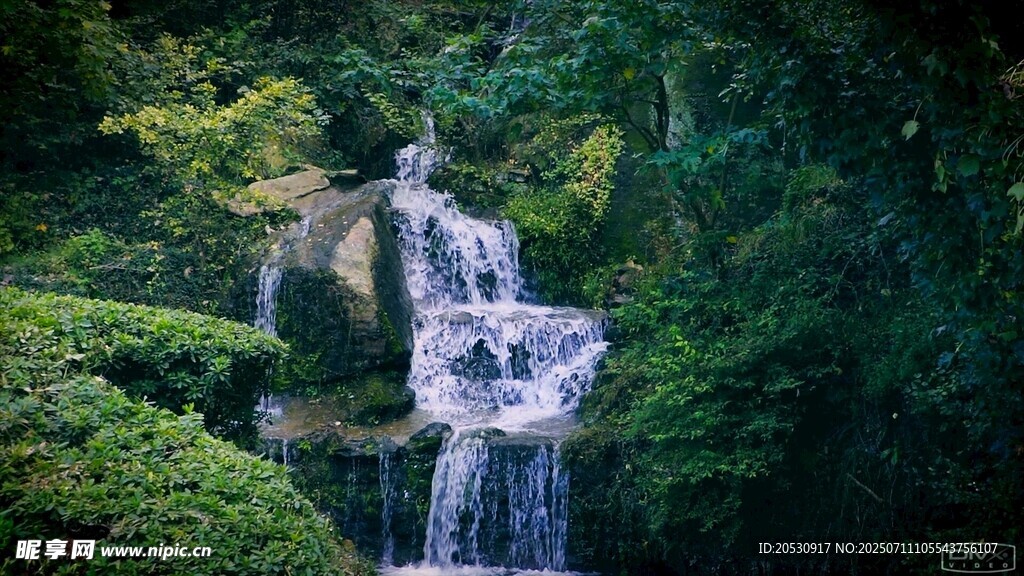 山林间的灵动瀑布景观